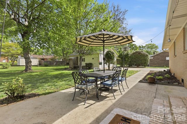 8325 Fallsdale Drive, Charlotte, NC 28214