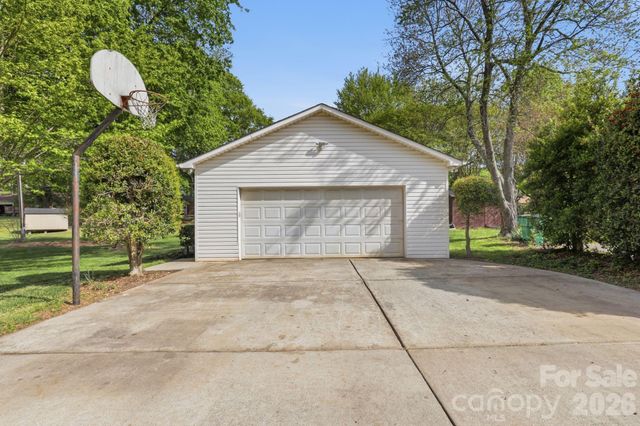 8325 Fallsdale Drive, Charlotte, NC 28214