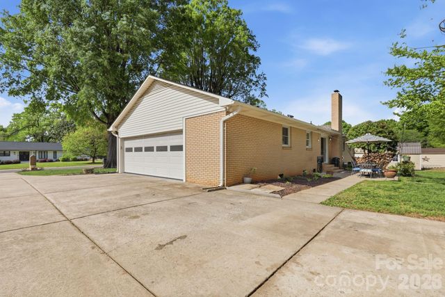 8325 Fallsdale Drive, Charlotte, NC 28214