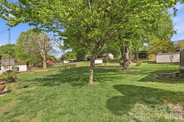 8325 Fallsdale Drive, Charlotte, NC 28214