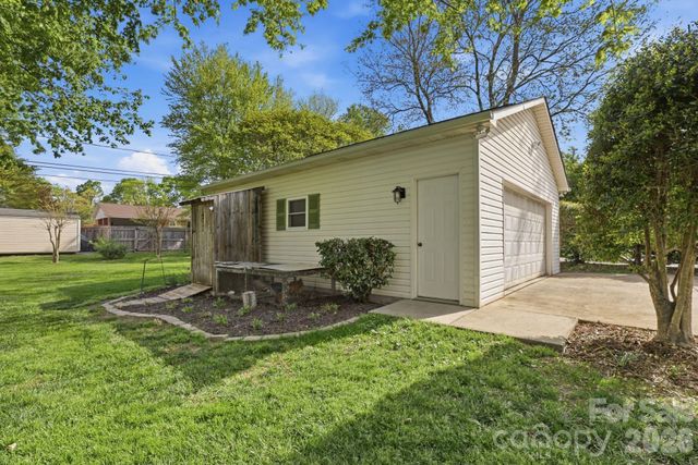 8325 Fallsdale Drive, Charlotte, NC 28214