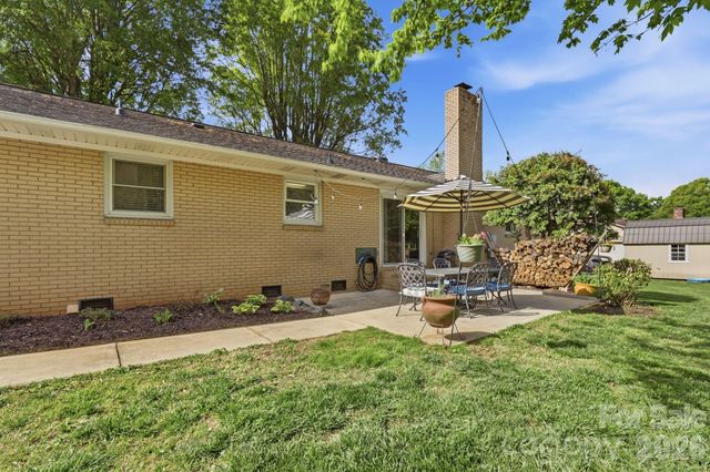 8325 Fallsdale Drive, Charlotte, NC 28214