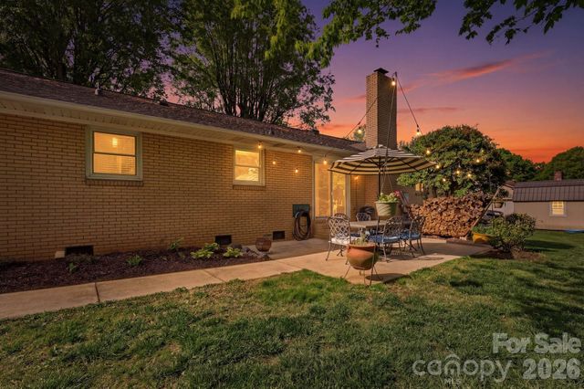 8325 Fallsdale Drive, Charlotte, NC 28214