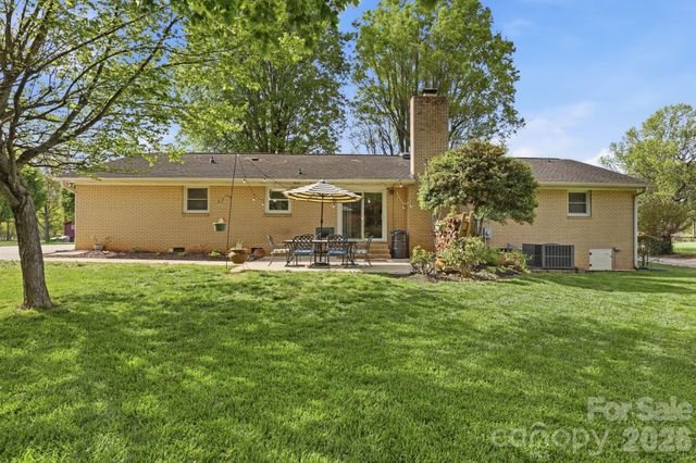 8325 Fallsdale Drive, Charlotte, NC 28214