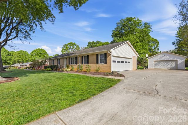 8325 Fallsdale Drive, Charlotte, NC 28214