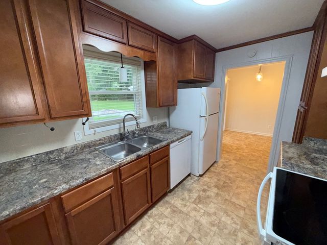 46 Dogwood St., Midland City, AL 36350