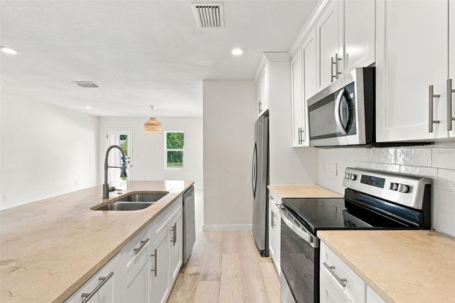 150 50TH STREET N, St Petersburg, FL 33710