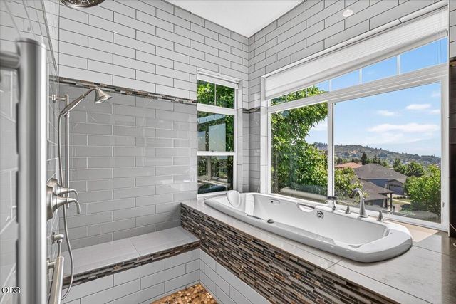 4200 Falcon Ridge Terrace, Medford, OR 97504