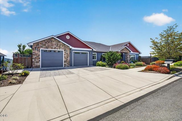 4200 Falcon Ridge Terrace, Medford, OR 97504