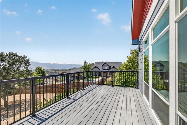 4200 Falcon Ridge Terrace, Medford, OR 97504