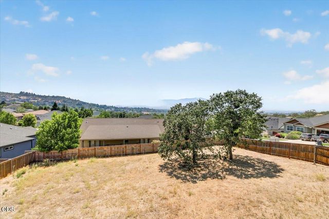 4200 Falcon Ridge Terrace, Medford, OR 97504