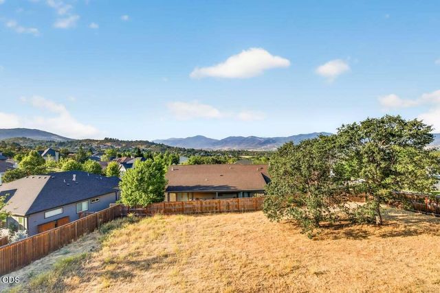4200 Falcon Ridge Terrace, Medford, OR 97504