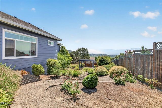 4200 Falcon Ridge Terrace, Medford, OR 97504