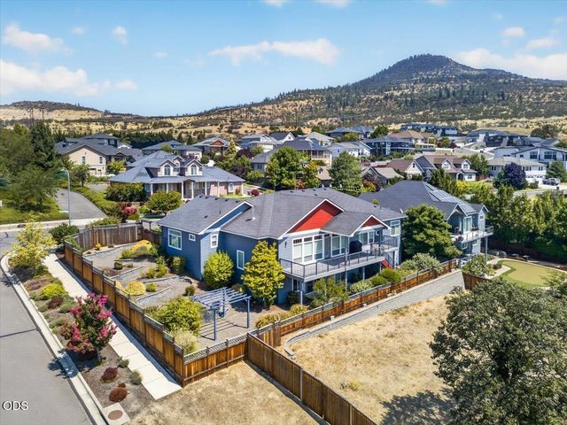4200 Falcon Ridge Terrace, Medford, OR 97504