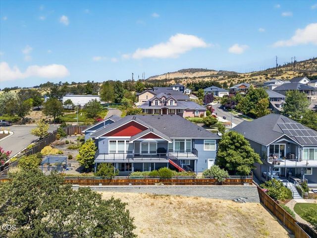4200 Falcon Ridge Terrace, Medford, OR 97504