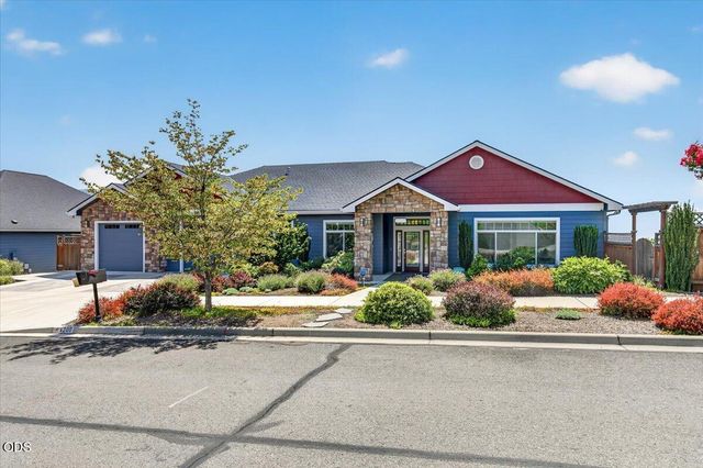 4200 Falcon Ridge Terrace, Medford, OR 97504