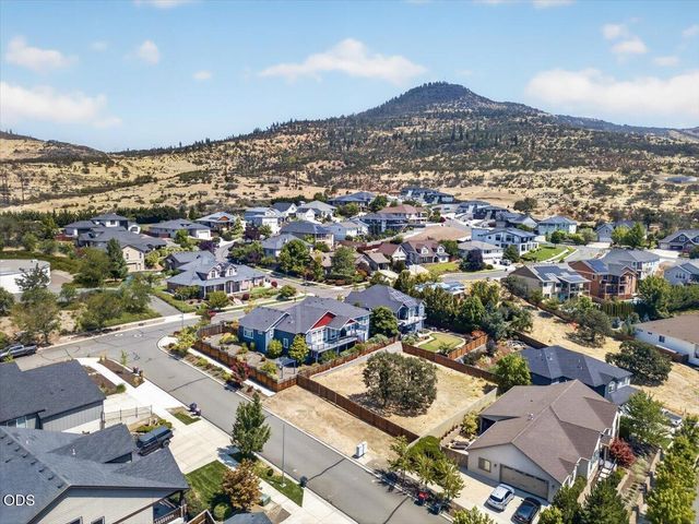 4200 Falcon Ridge Terrace, Medford, OR 97504