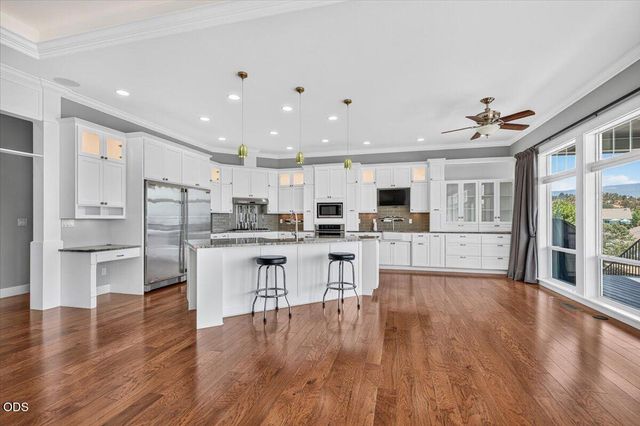 4200 Falcon Ridge Terrace, Medford, OR 97504