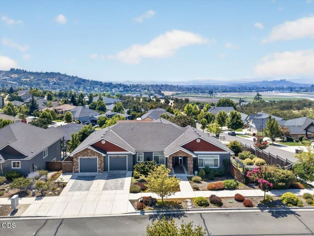 4200 Falcon Ridge Terrace, Medford, OR 97504