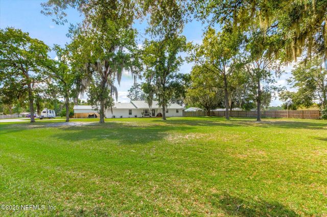 101 CARRIAGE Drive, Palatka, FL 32177