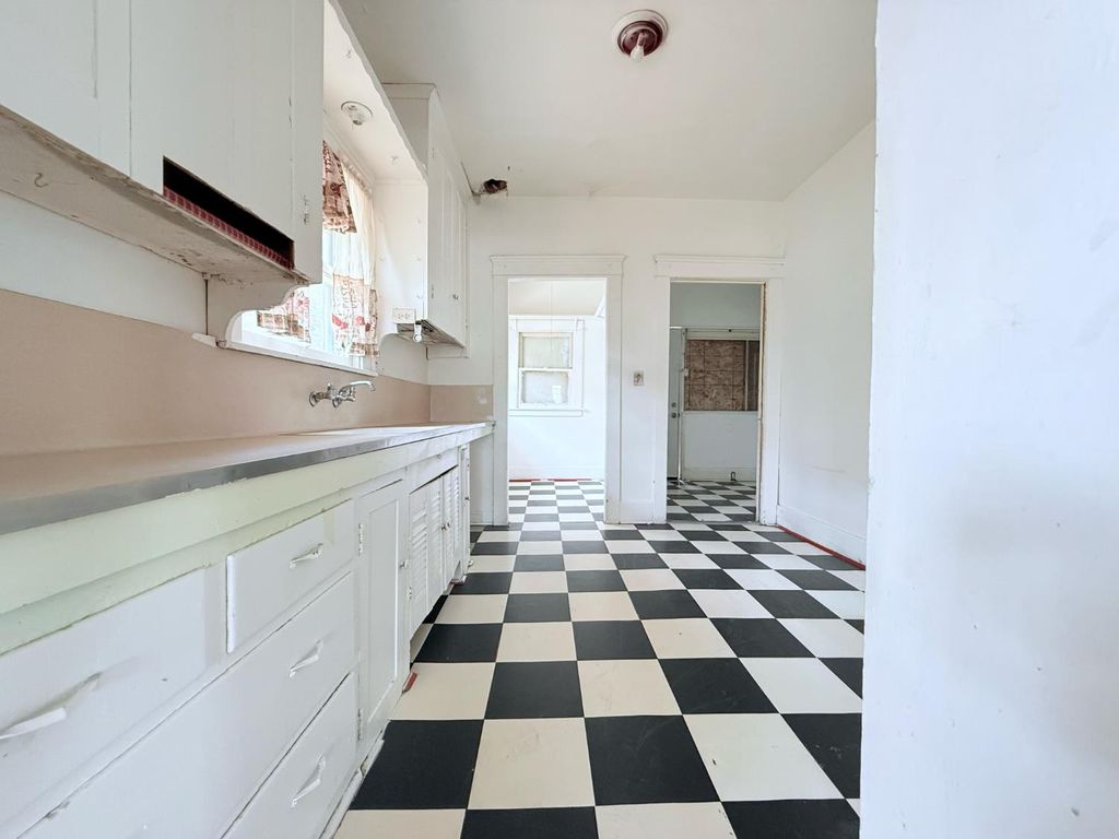 Image 4 of property listing at 2525 C Street, Selma, CA 93662