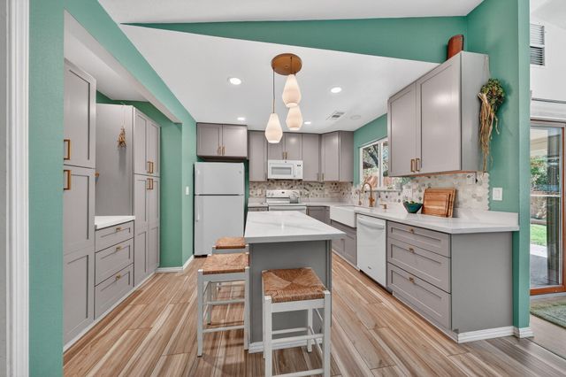 953 Oakmont Drive, Redding, CA 96003