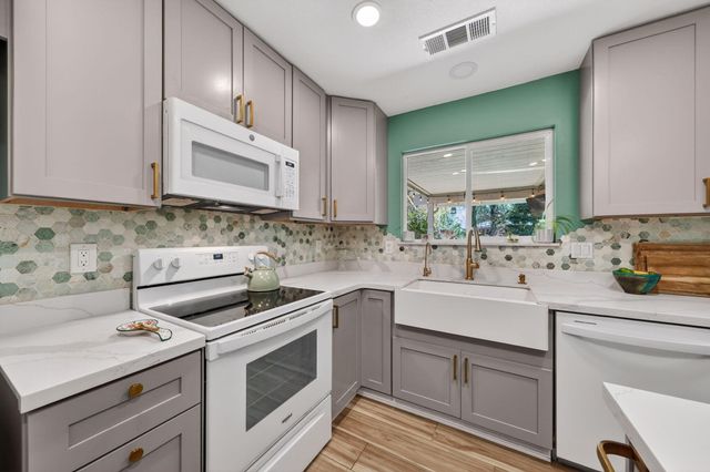 953 Oakmont Drive, Redding, CA 96003