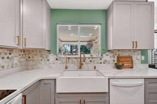 953 Oakmont Drive, Redding, CA 96003