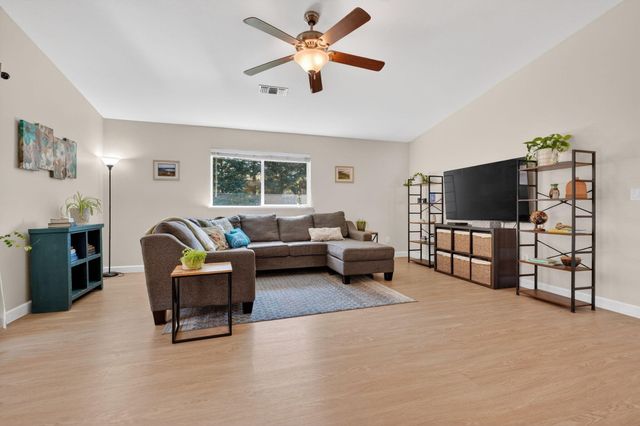 953 Oakmont Drive, Redding, CA 96003