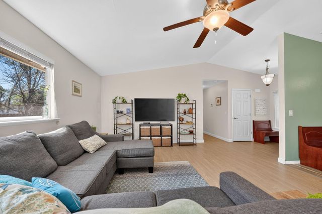 953 Oakmont Drive, Redding, CA 96003