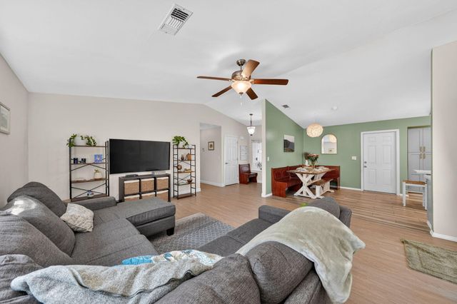 953 Oakmont Drive, Redding, CA 96003