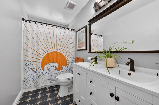 953 Oakmont Drive, Redding, CA 96003