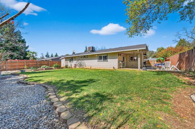 953 Oakmont Drive, Redding, CA 96003