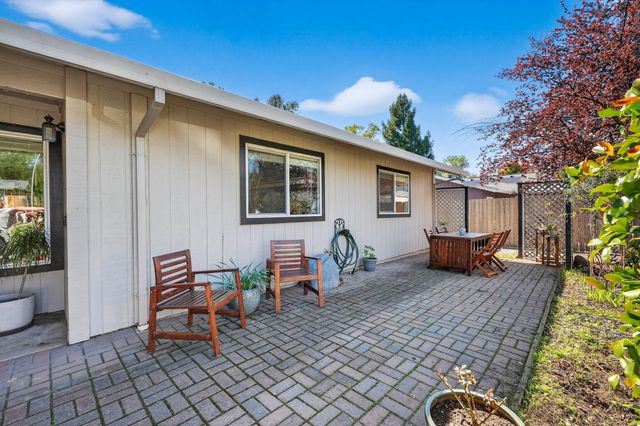 953 Oakmont Drive, Redding, CA 96003