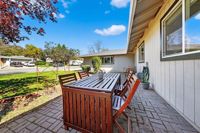 953 Oakmont Drive, Redding, CA 96003