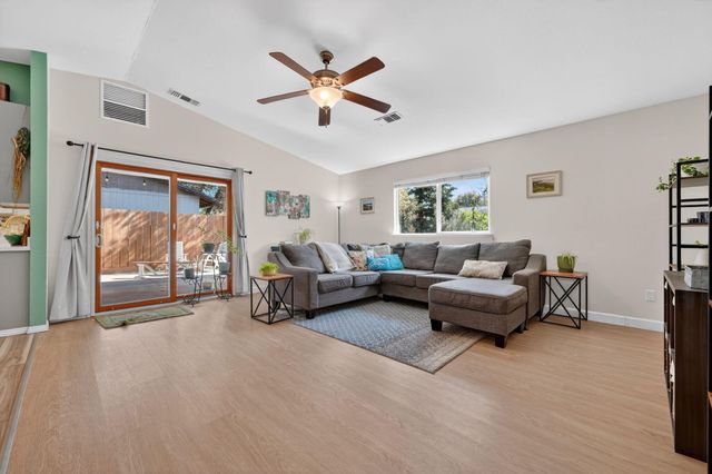 953 Oakmont Drive, Redding, CA 96003