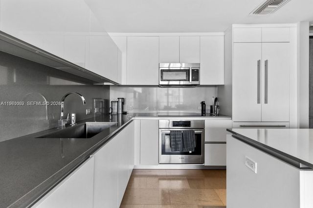 88 SW 7th St 3909, Miami, FL 33130