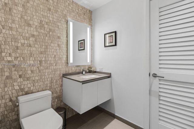 88 SW 7th St 3909, Miami, FL 33130