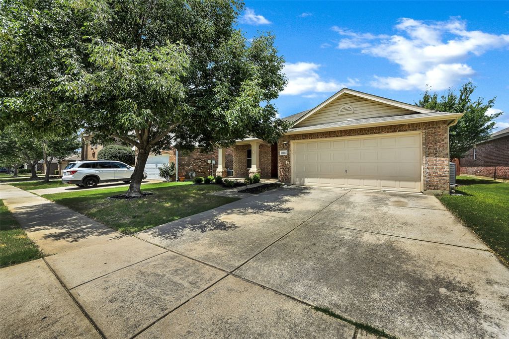 10117 Sourwood Drive, Fort Worth, TX 76244