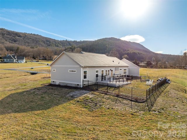90 Saddle Club Lane, Hendersonville, NC 28739