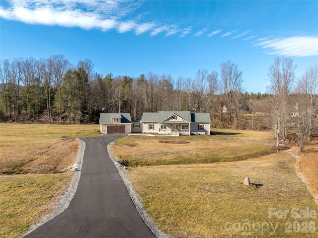 90 Saddle Club Lane, Hendersonville, NC 28739
