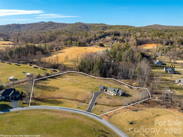 90 Saddle Club Lane, Hendersonville, NC 28739