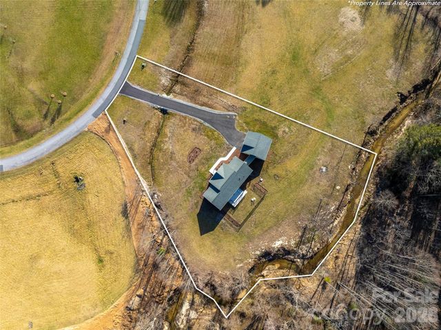 90 Saddle Club Lane, Hendersonville, NC 28739