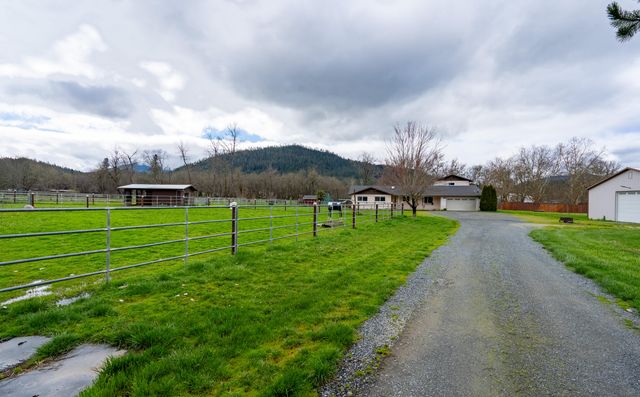 2453 Stringer Gap Road, Grants Pass, OR 97527