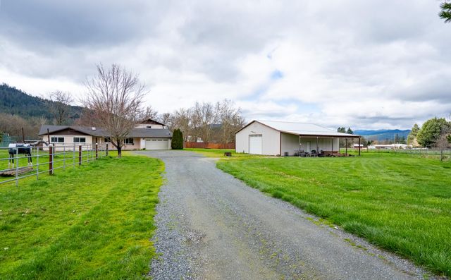 2453 Stringer Gap Road, Grants Pass, OR 97527