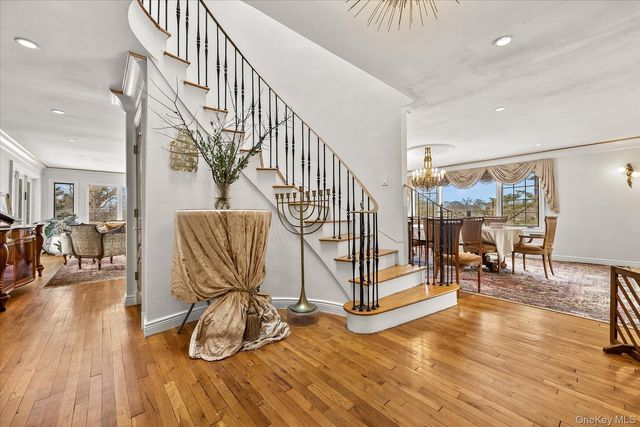 15 Cricket Lane, Great Neck, NY 11024