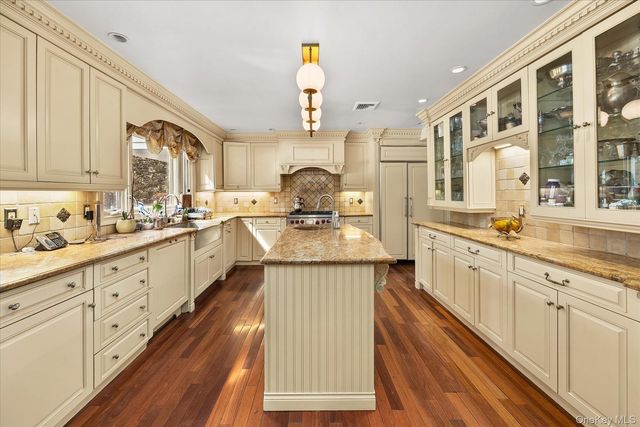 15 Cricket Lane, Great Neck, NY 11024