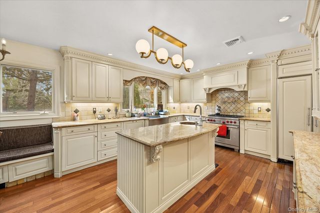 15 Cricket Lane, Great Neck, NY 11024