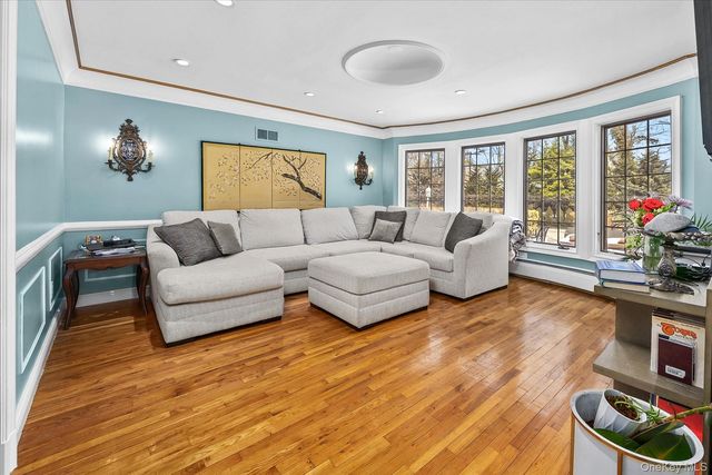 15 Cricket Lane, Great Neck, NY 11024