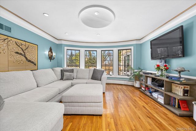 15 Cricket Lane, Great Neck, NY 11024